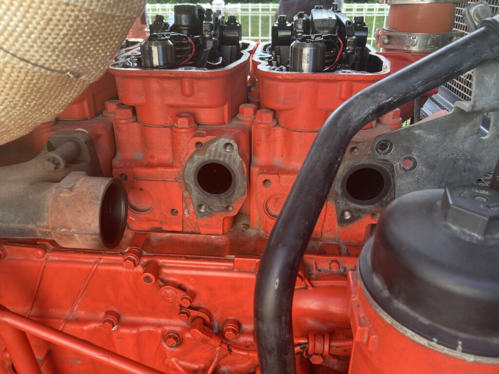 排気マニホールドからの排気ガス漏れ箇所も、しっかり修理します。Exhaust Manifold Gas Leak Snap Ring Cylinder Head Valve Clearance DC13-072A Scania