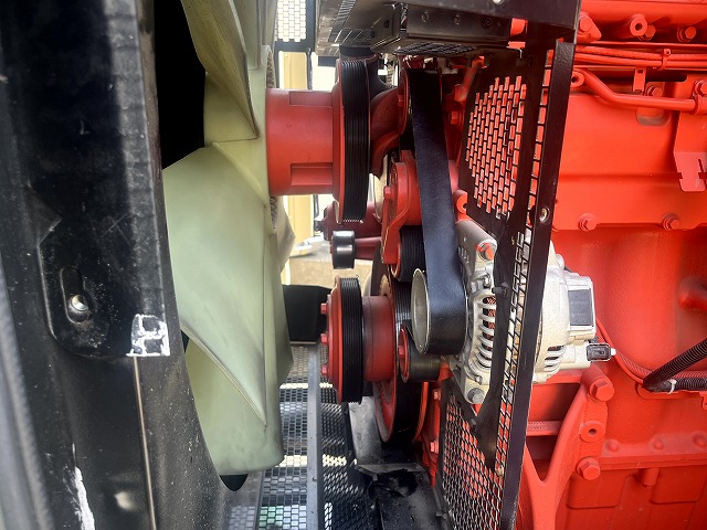 最近、緩んできたベルト２本も、しっかり新調しましょう。。Scania DC13-072A Stamford S4L1D-G41 Deepsea DSE 8610 MKII KGD500 Generator