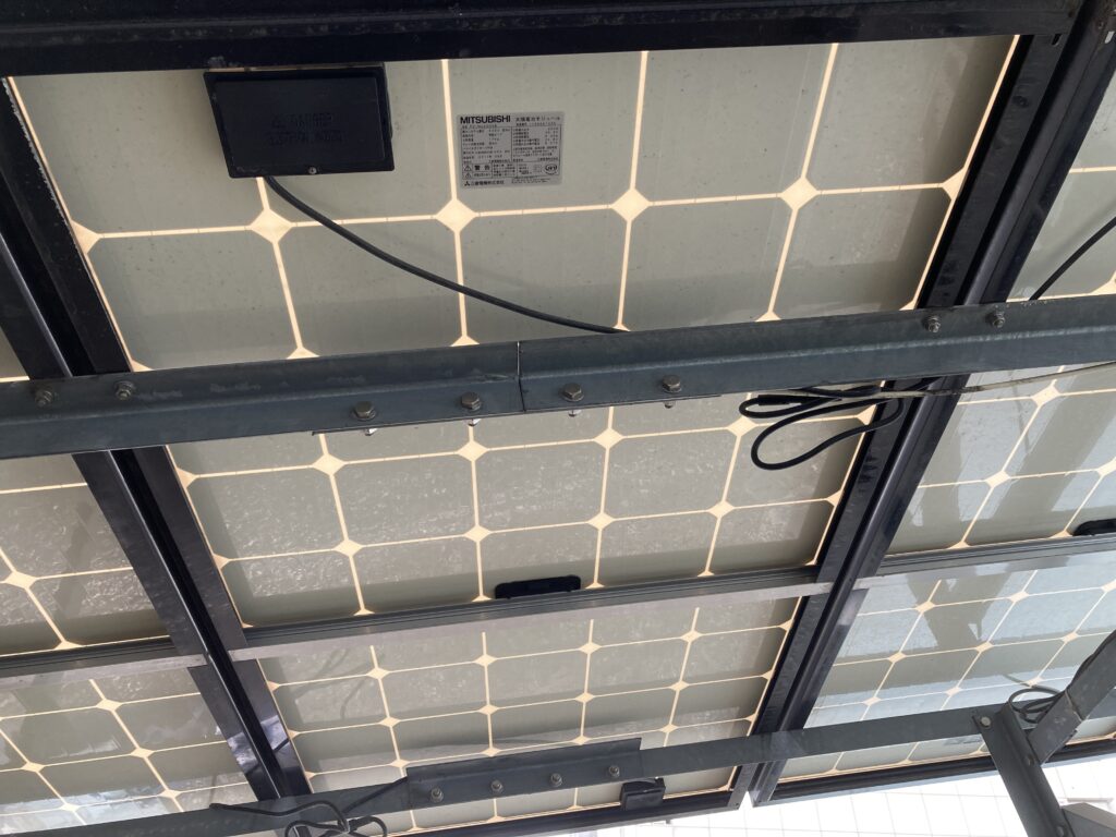 ソーラーパネルの裏側には、端子ボックスが２個 (+側と-側) 付いています。ソーラーパネル 三菱電機・中津川製作所 純国産 ソーラーパネル Solar Panel PV-MA2000B-1 200W Mitsubishi Electric Nakatsugawa Works Japan