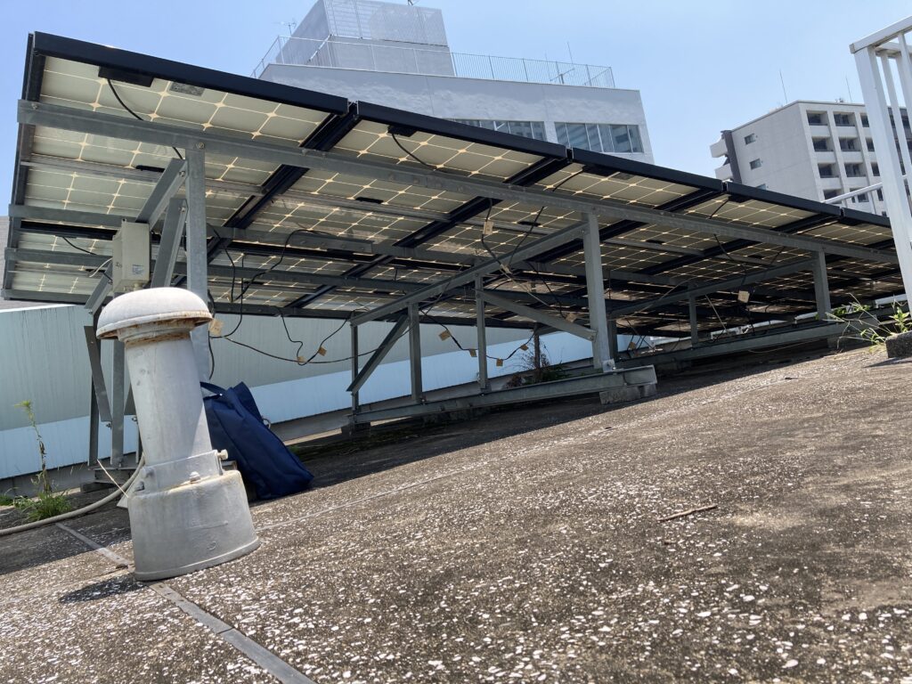 ソーラーパネルの下は日陰で涼しい・・・、いいえ、４３℃で蒸し暑いので、ぬるめのサウナルームといった感じですね。。ソーラーパネル 三菱電機・中津川製作所 純国産 ソーラーパネル Solar Panel PV-MA2000B-1 200W Mitsubishi Electric Nakatsugawa Works Japan