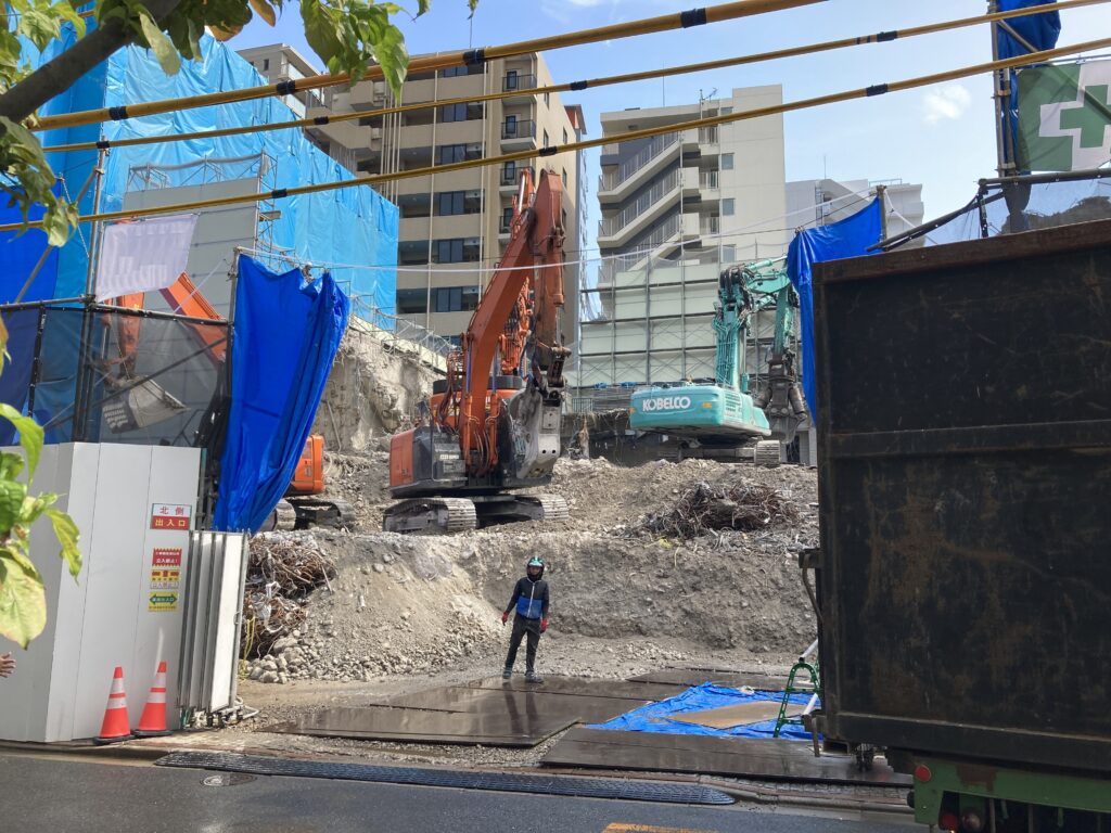 その２ : 高層ビルの躯体、鉄骨、梁を、細かく刻んでいくと、高さ４メートルほどの山になります。ヤンマー発電機 Yanmar YAP150G-3-5  6LYL-DTA Ohatsu FDB-OS-450 三貴 三栄建設工業 ENEOS JXグループ 六本木クラブ 