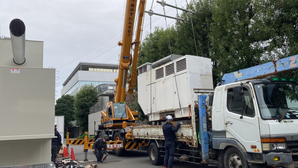 天秤を使って、丁寧に吊り上げしています。　段取りが早い、作業員の皆様です。Good Job !三菱重工, 発電機, PG-275, 200VAC, 埼玉, 志木, サンケン電気, いすゞ自動車エンジン販売